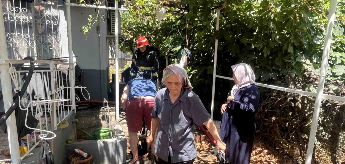 Yaşlı çiftin evi yandı, itfaiye çantadaki parayı sahibine teslim etti