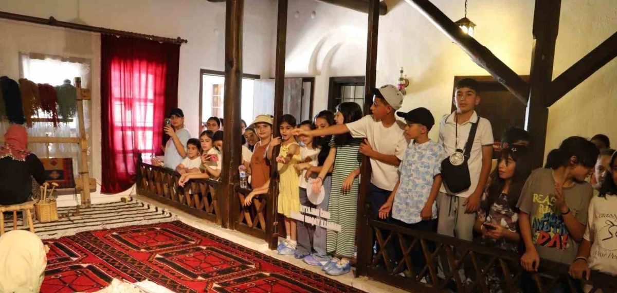 Yaz Akşamları yoğun ilgi gördü, Yaz Okulu öğrencileri tarihi mekânları gezdi