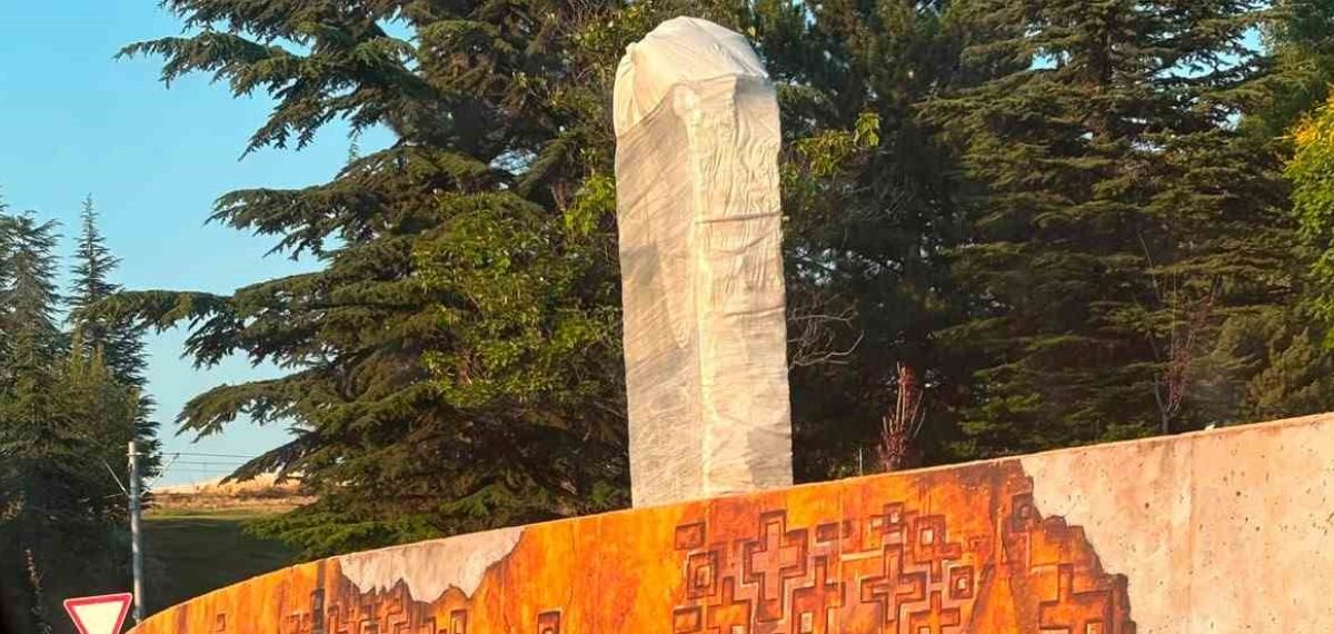 Yenikent parkındaki duvarlara haç figürleri tepki çekti