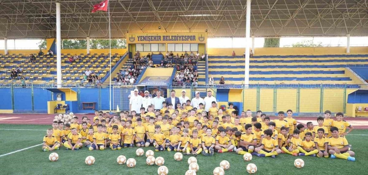 Yenişehir’de 200 çocuk futbol eğitimine başladı, Başkan Özel ilk günde katıldı