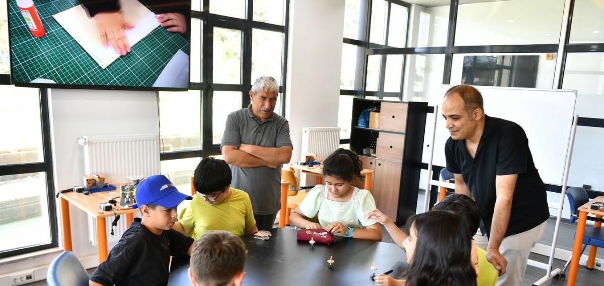 Yeşilyurt Bilim Merkezi açıldı ve çocuklara uygulamalı eğitimler sunuyor