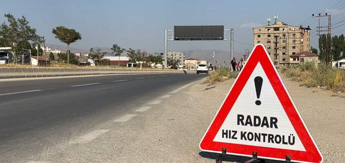 Yüksekova İpekyolu Caddesi’nde hız denetimi artırıldı, sürücülere uyarı yapıldı