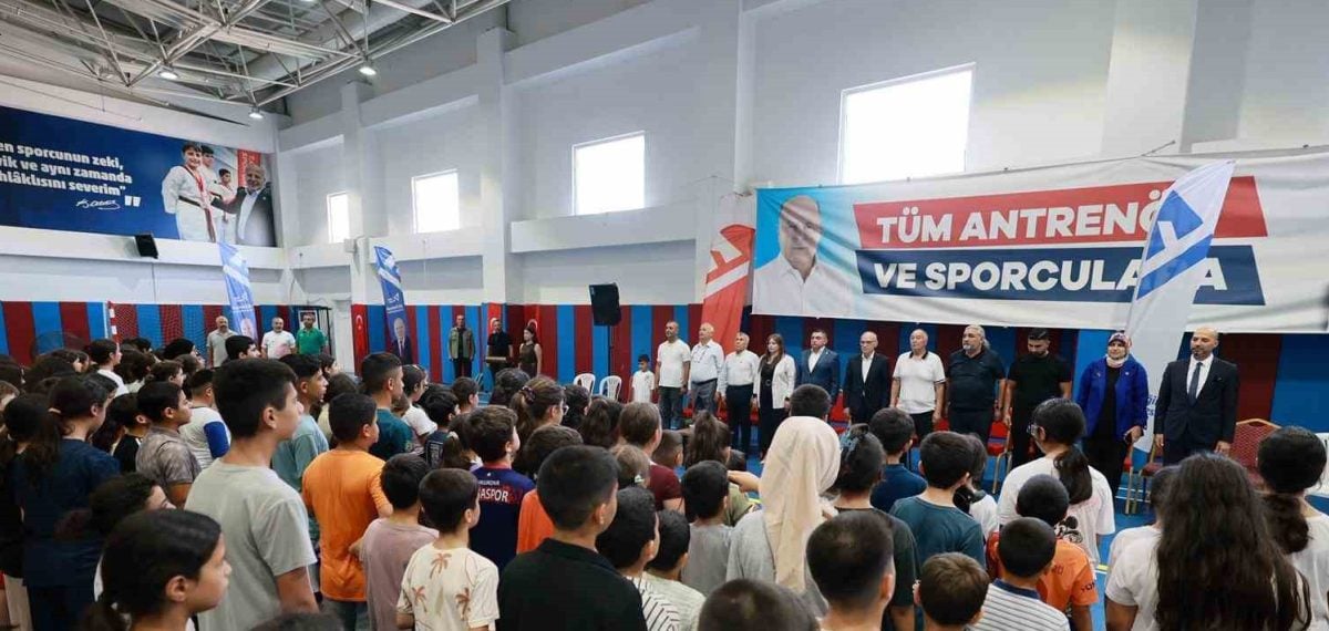 Yüreğir’de Yaz Spor Okulları açıldı: Cafer Boyraz öğrencilerle ilk antrenmanda