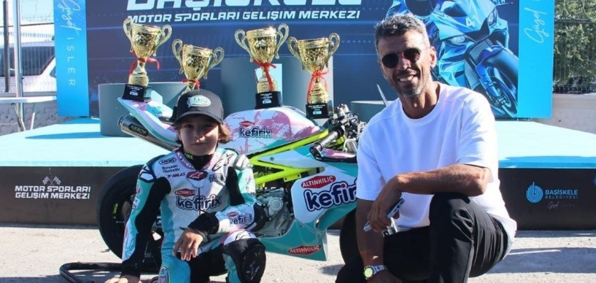 Zayn Sofuoğlu ANLAS MiniGP 110’da dörtte dört yapıp kupasını babası Kenan’dan aldı