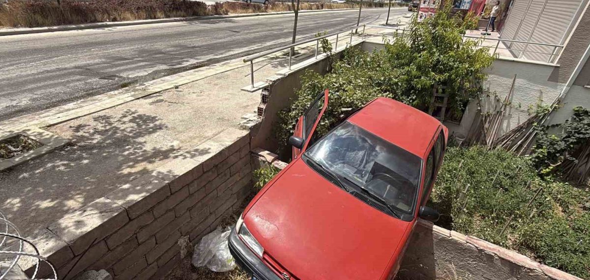 Zeytinyağı dökülen yolda kayan otomobil apartman bahçesine girdi