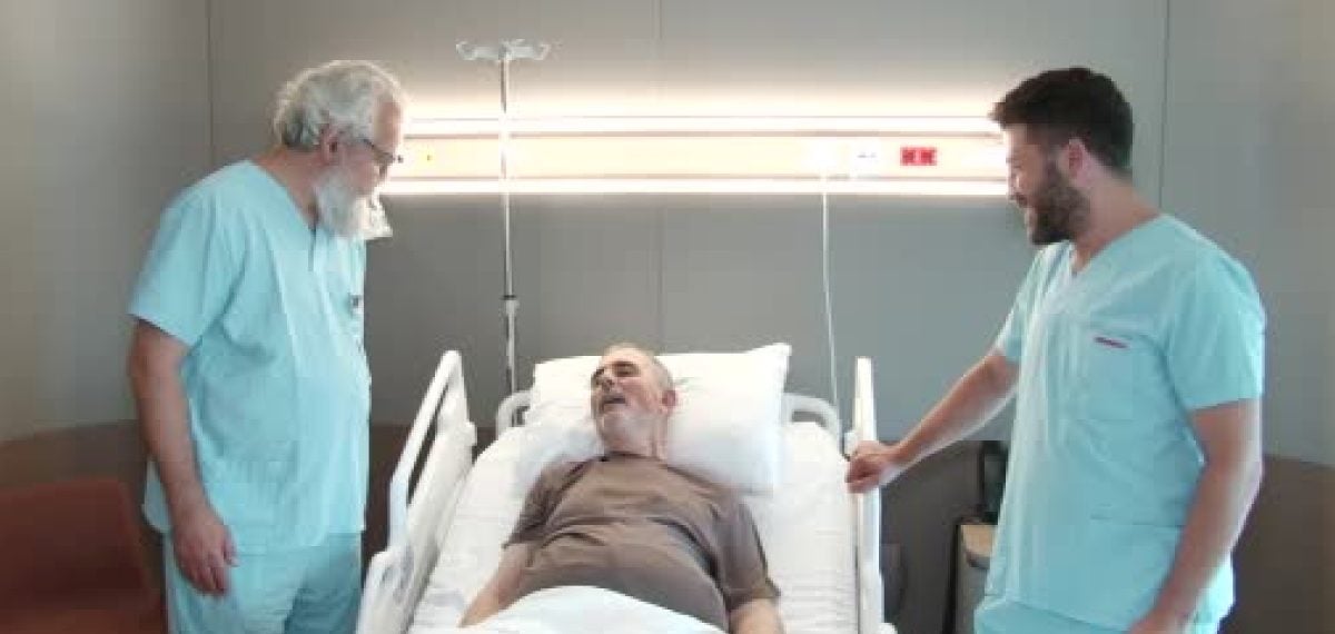 12 cm’lik torakoabdominal aort anevrizması kapalı yöntemle başarıyla tedavi edildi