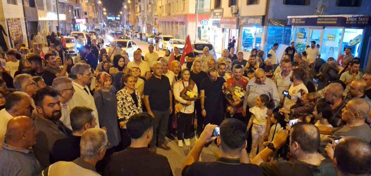 17 Yaş Altı Dünya Şampiyonu Özdenur Özmez coşkuyla İskilip’te karşılandı