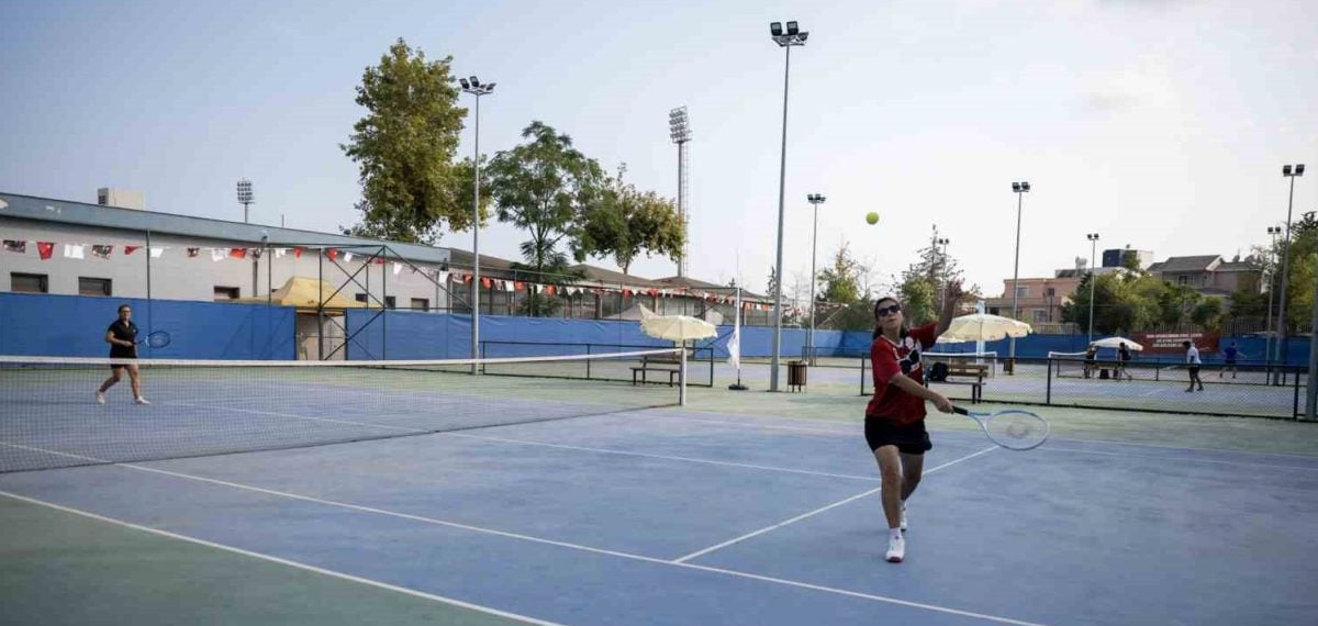 30 Ağustos Zaferi kortta buluştu: Mersin’de ücretsiz tenis turnuvası düzenlendi
