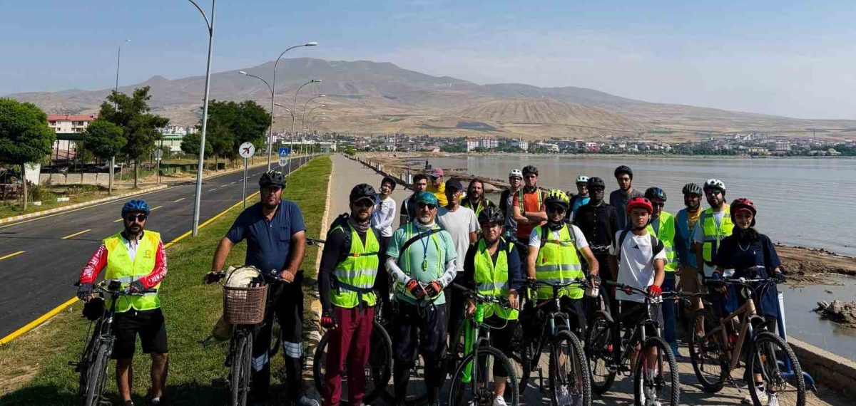 30 bisikletli Ahlat’a 90 kilometre pedal çevirdi, Selçuklu mezarlığı ziyaret edildi