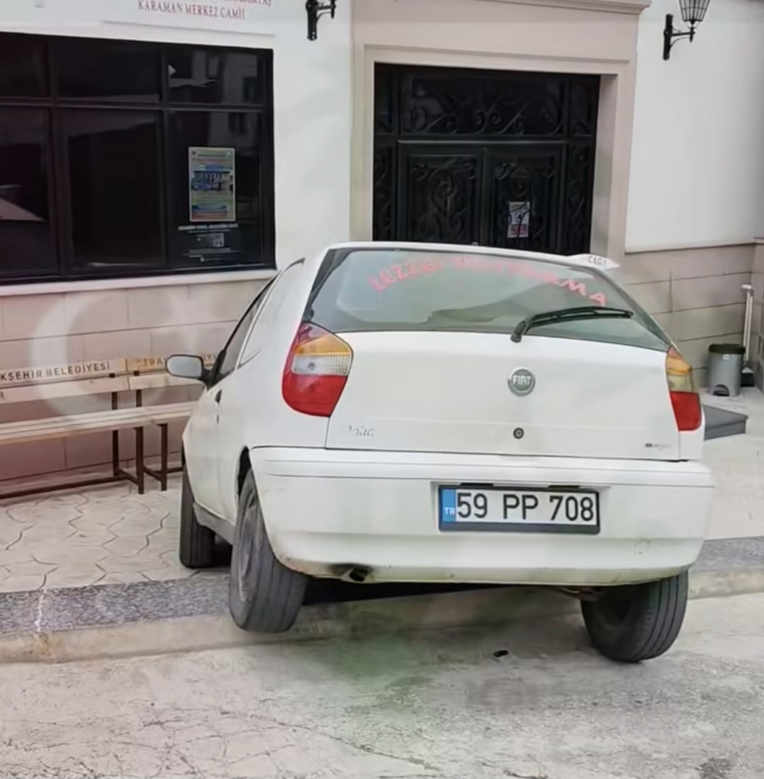 Karaman Merkez Camii’nde İlginç Kaza: Dondurma Aracı Bahçeye Düştü