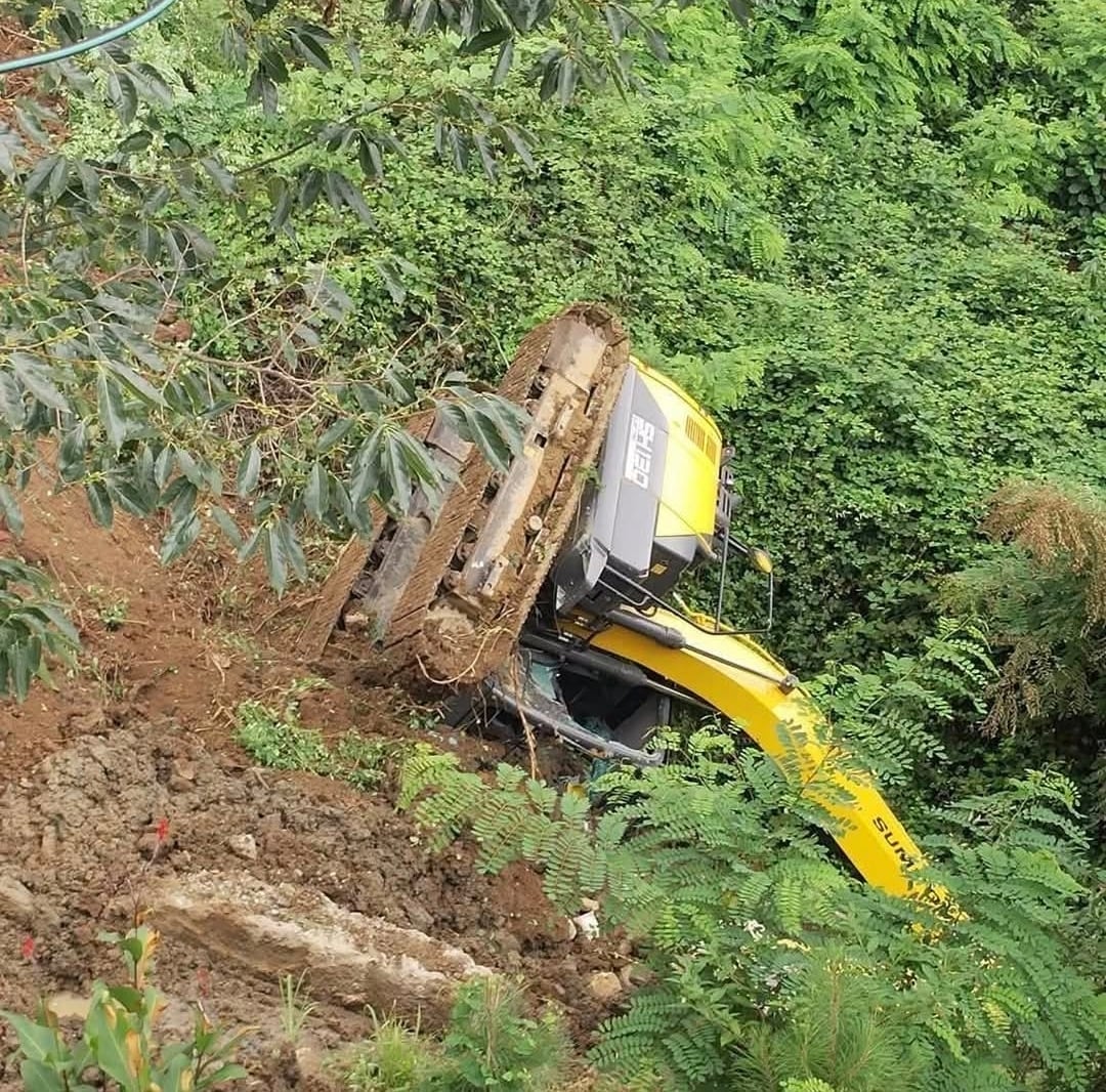 Trabzon Akçaabat’ta İş Makinesi Yuvarlandı: Operatör Kurtuldu
