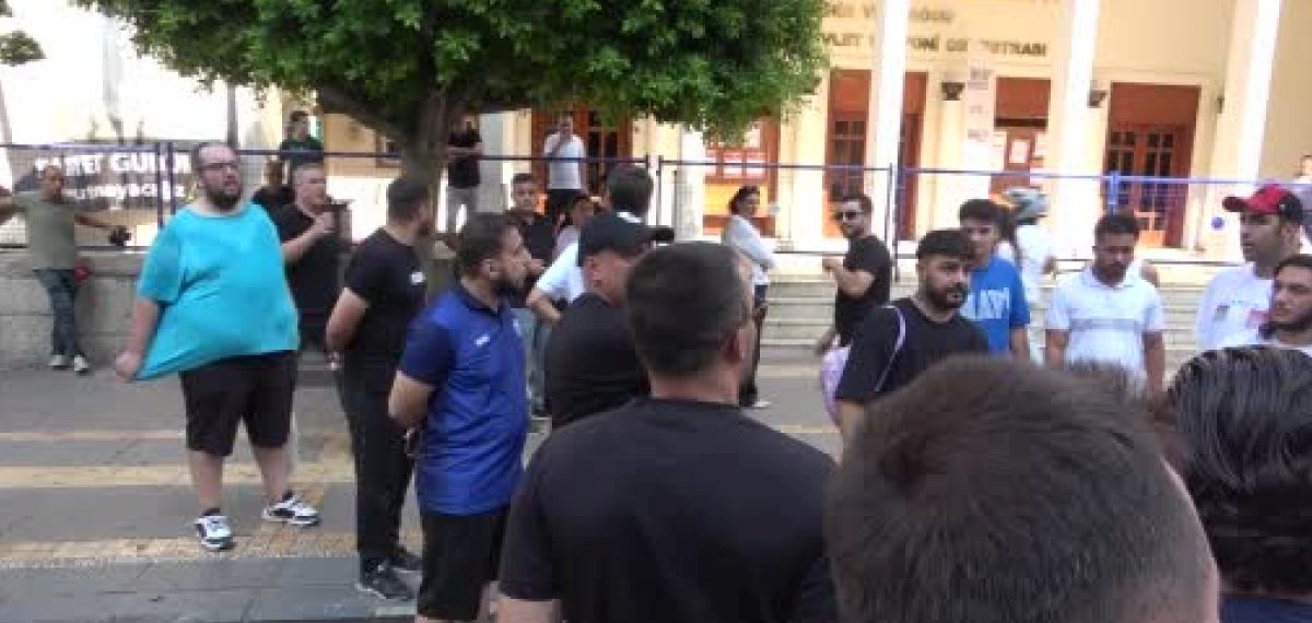 Adana Demirspor taraftarları belediye önündeki bariyerleri yıkarak bina girişine yöneldi