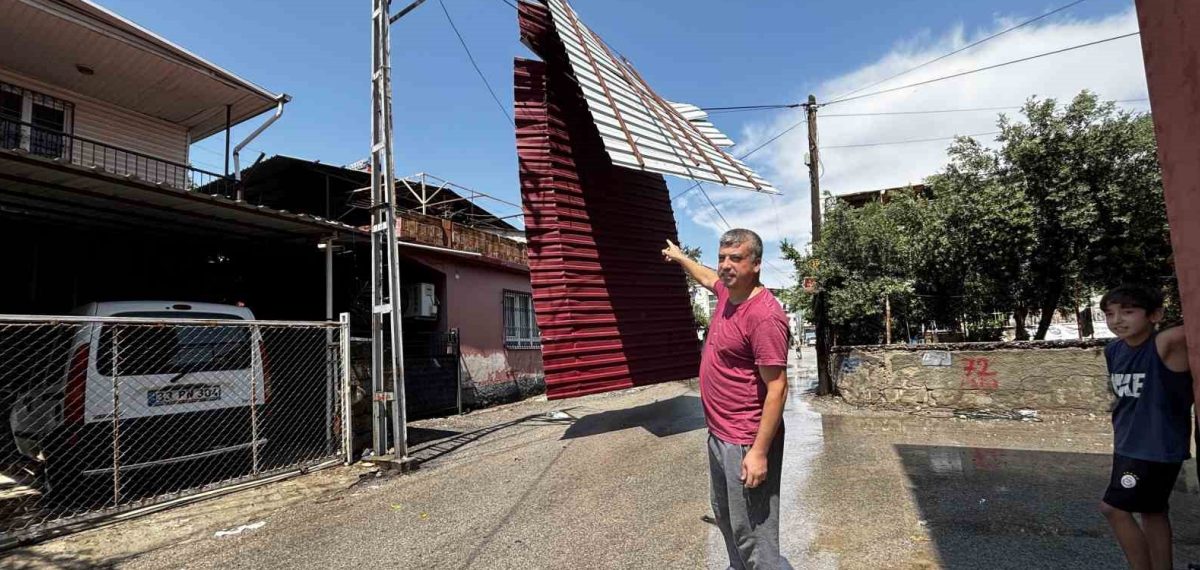 Adana’da kuvvetli rüzgâr çatıyı uçurdu, çatı elektrik direğine asılı kaldı
