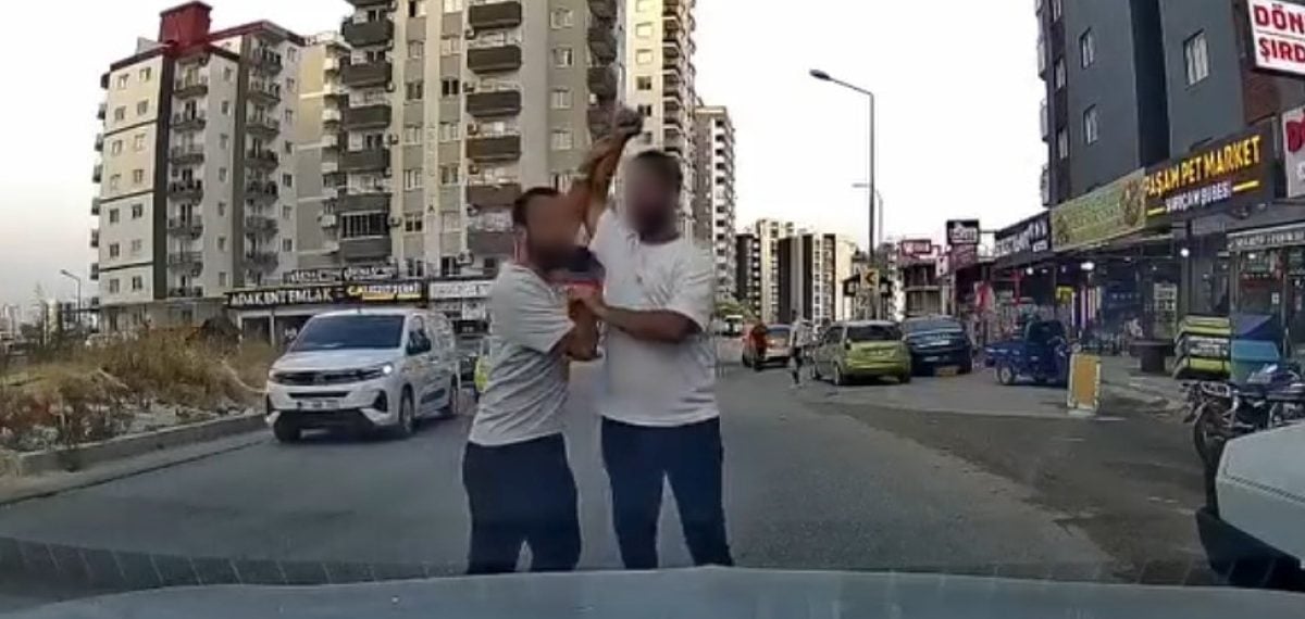Adana’da yol verme tartışması kavgaya dönüştü; sürücü testereyle tehdit edildi