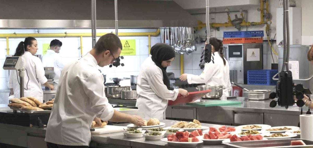 Ağrı ve İzmirli öğrenciler aynı mutfakta buluştu, ortak gastronomi menüsü hazırlandı
