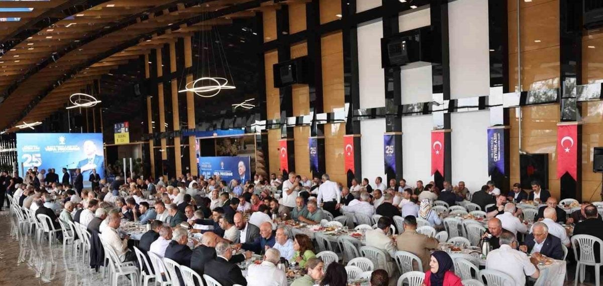 AK Parti Erzurum’da 25. yıl vefa programı düzenlendi, teşkilata plaket verildi