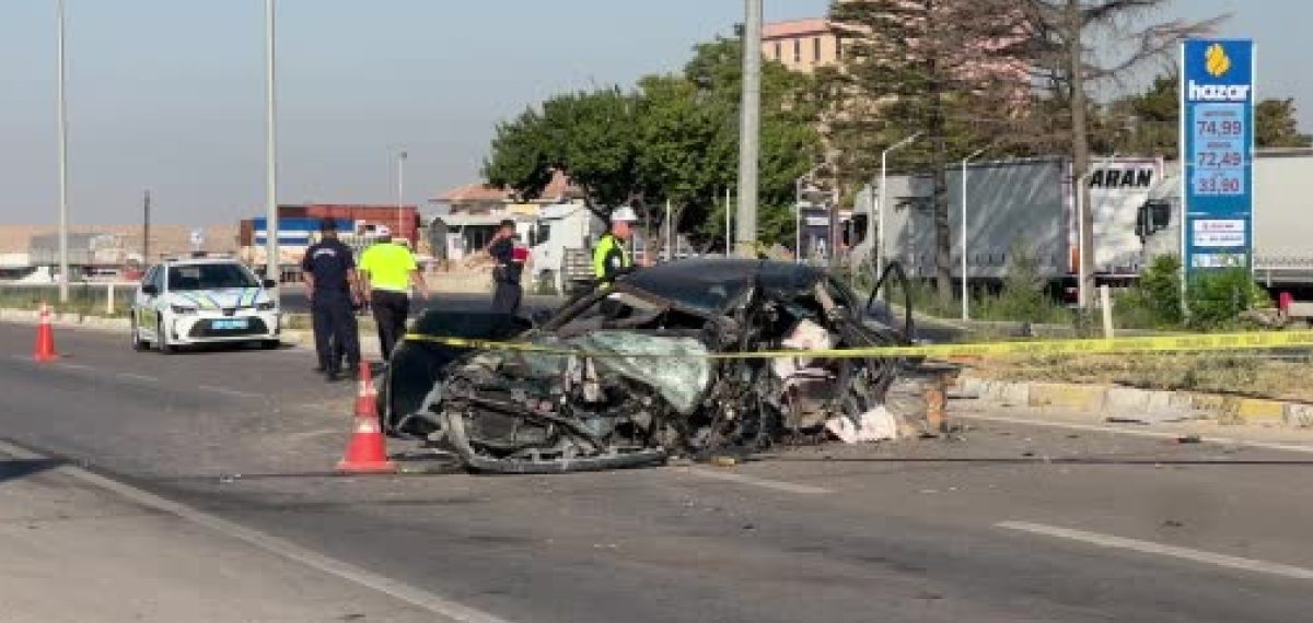 Aksaray’da otomobil refüje çarptı: 2 ölü, 2 ağır yaralı