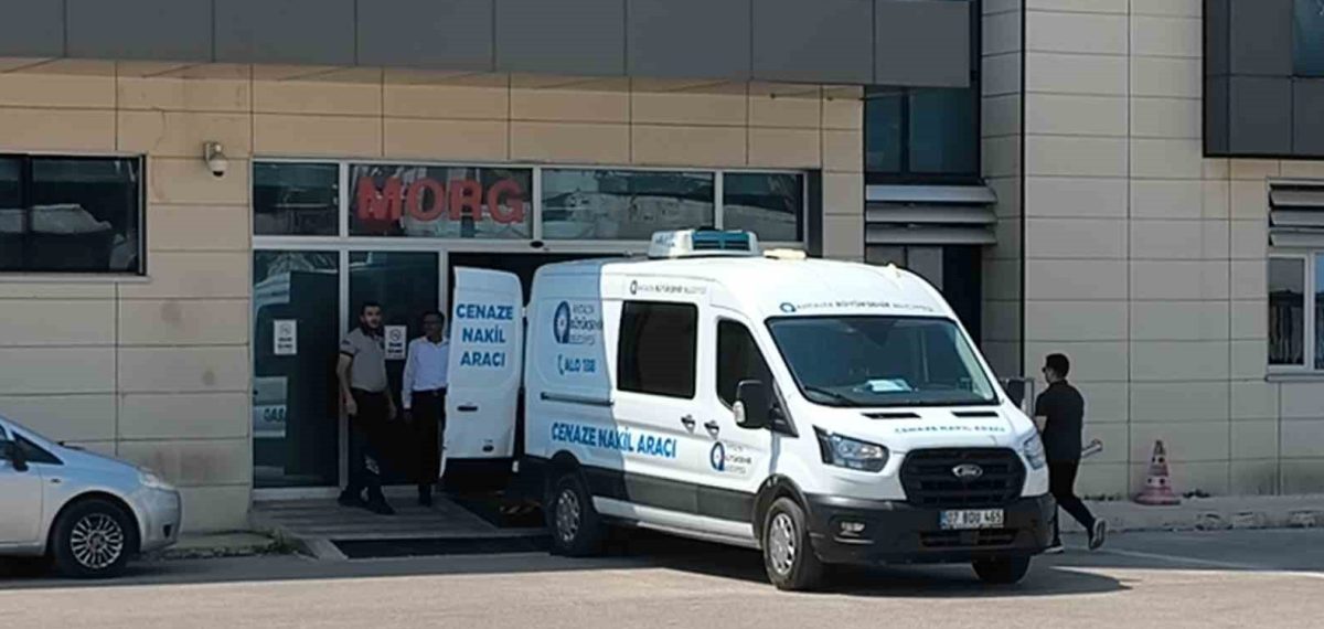 Akseki’de minibüs park halindeki kamyona çarptı: 2 ölü, 4 yaralı