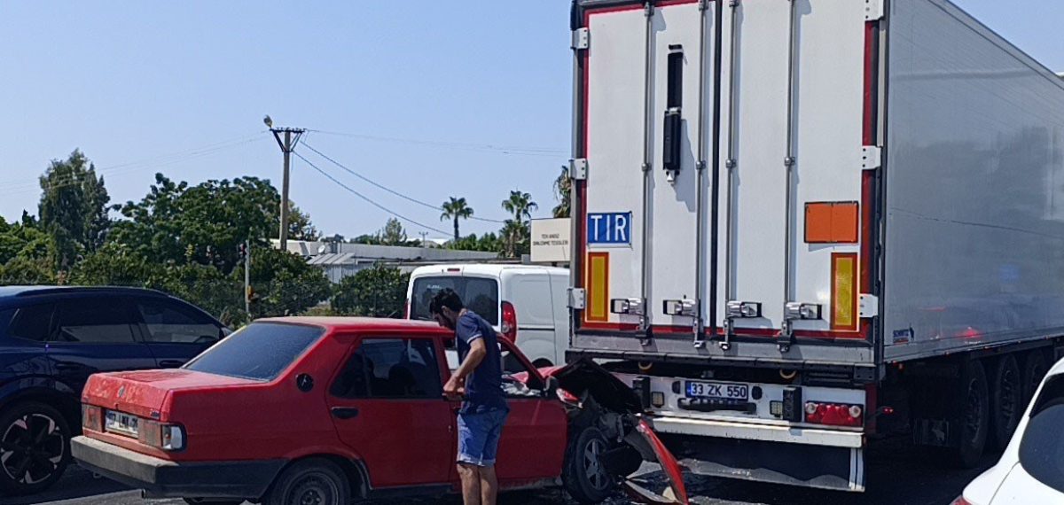 Alanya-Manavgat D-400’de tıra arkadan çarpan otomobilde 1 yaralı