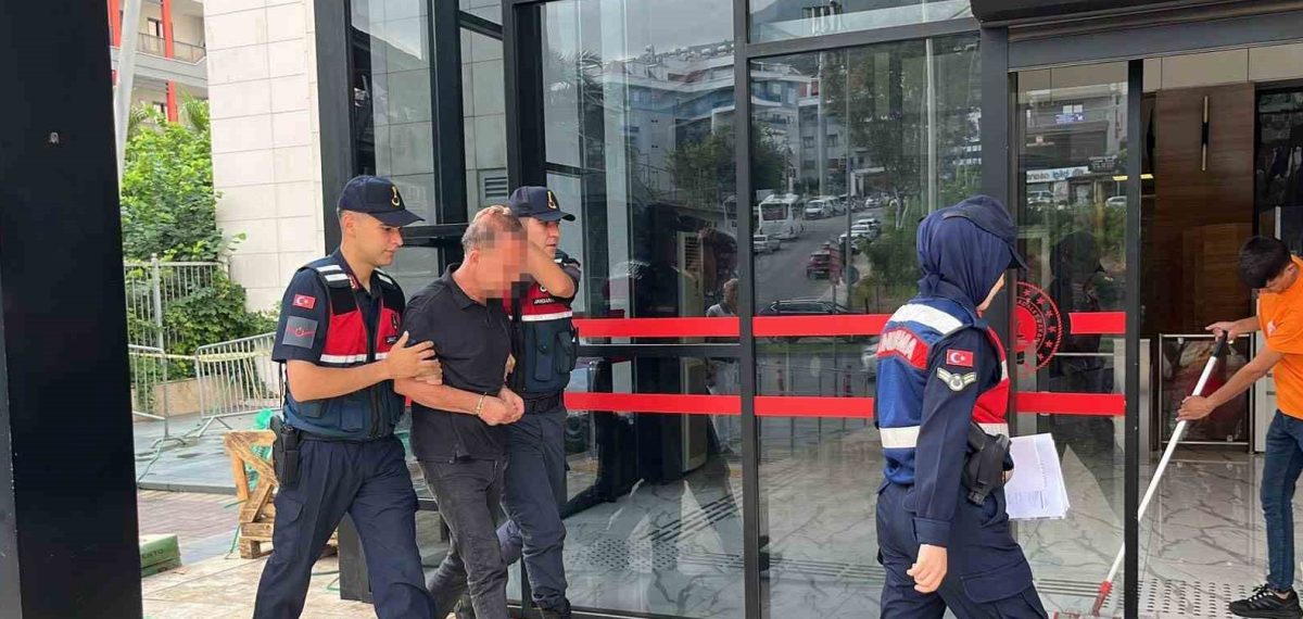 Alanya’da eşini ve kayınvalidesini bıçaklayan şüpheli çatıya çıkarak intihar girişiminde bulundu