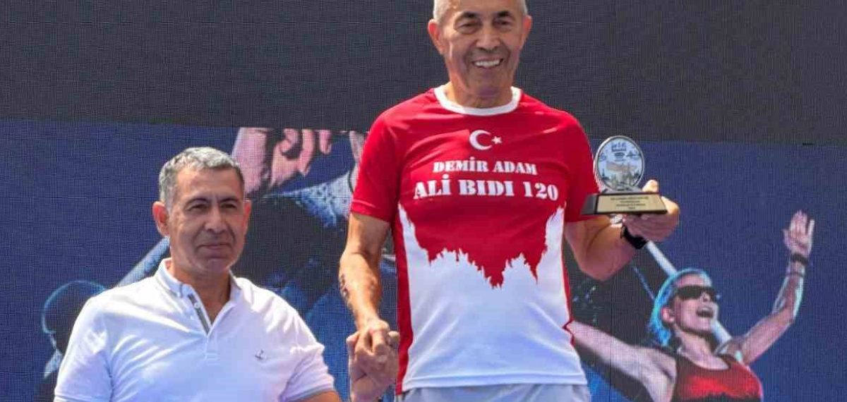 Ali Bıdı, 75-79 yaşta İstanbul Boğaziçi Aquatlonu’nu kazandı