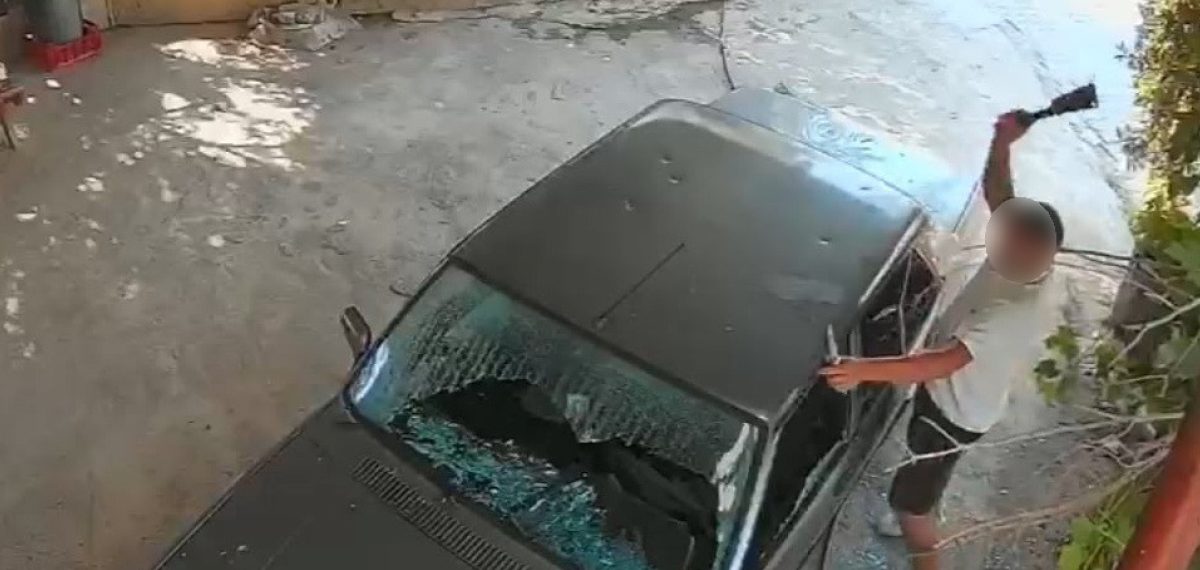 Anamur’da eski erkek arkadaş satırla aracın camını kırdı, şüpheli gözaltına alındı