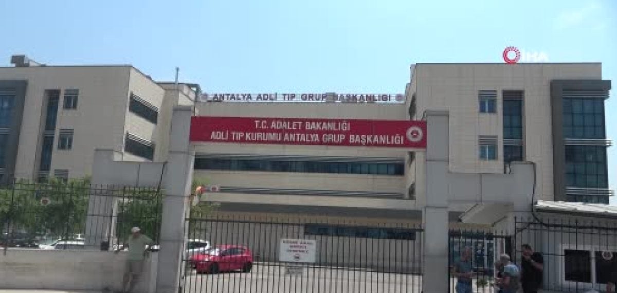Antalya Konyaaltı’nda denize giren iki genç boğularak yaşamını yitirdi