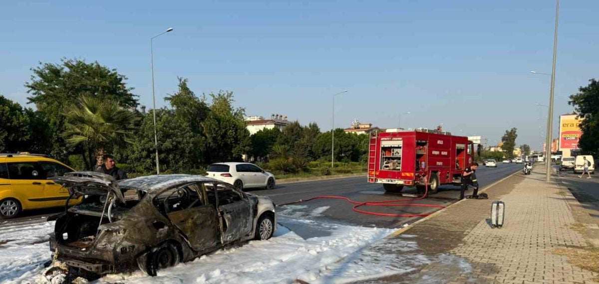 Antalya-Serik’te seyir halindeki LPG’li otomobil alev aldı, 4 kişi yaralandı