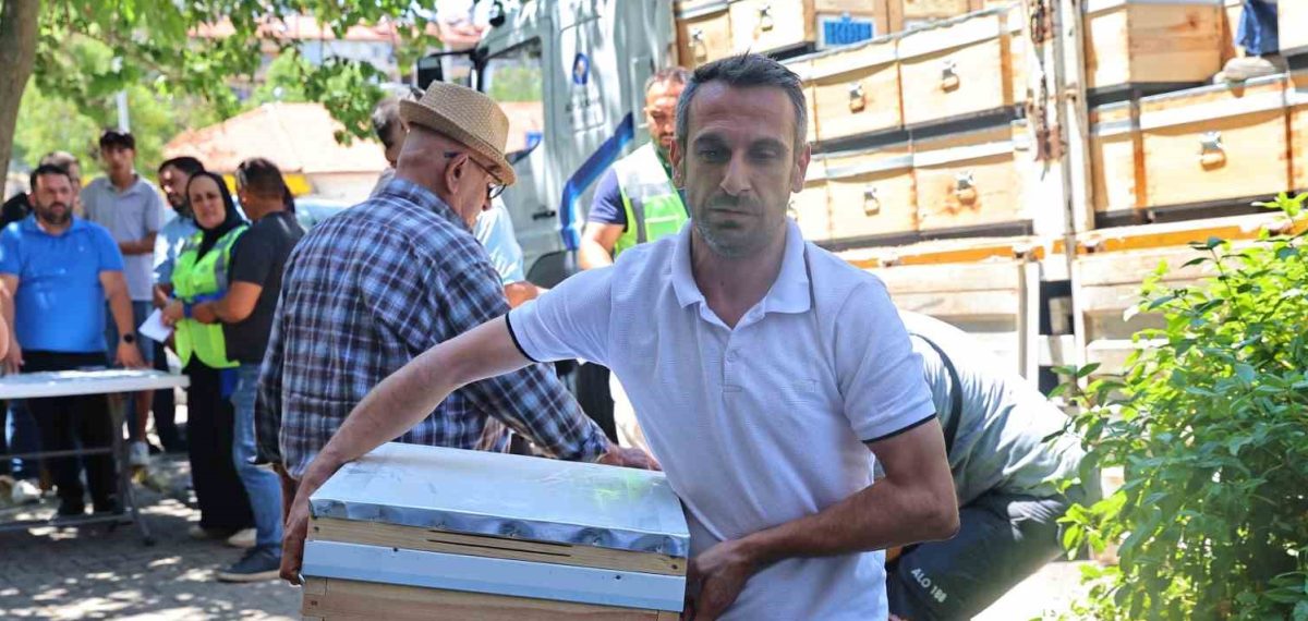 Antalya’da 74 üreticiye 221 arı kovanı desteği sağlandı