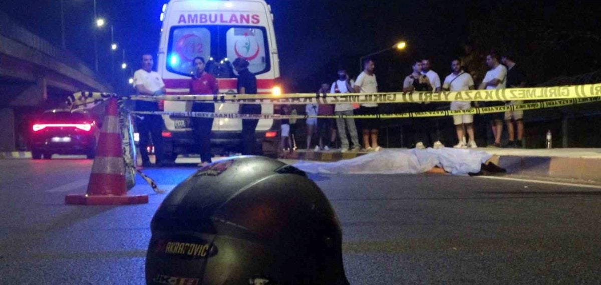 Antalya’da motosiklet sürücüsü kontrolü kaybedip kaldırıma çarparak hayatını kaybetti