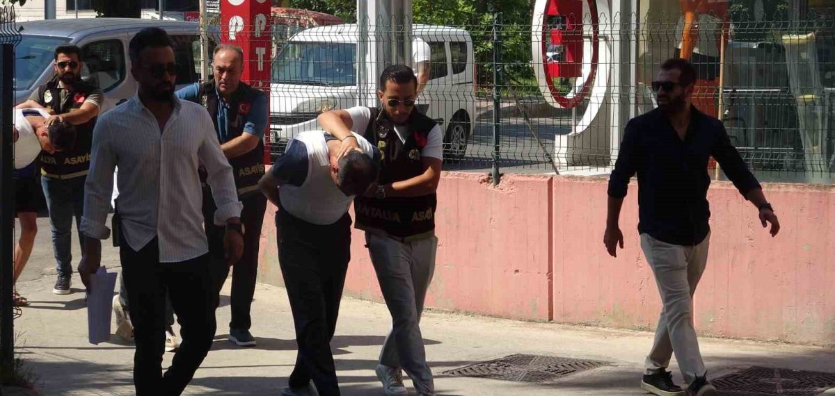 Antalya’da otomobilde silahlı saldırı: Vanlı memur hayatını kaybetti