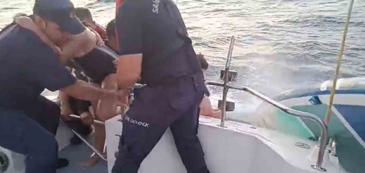 Armutlu açıklarında sürüklenen baba ve kızı Sahil Güvenlik tarafından kurtarıldı
