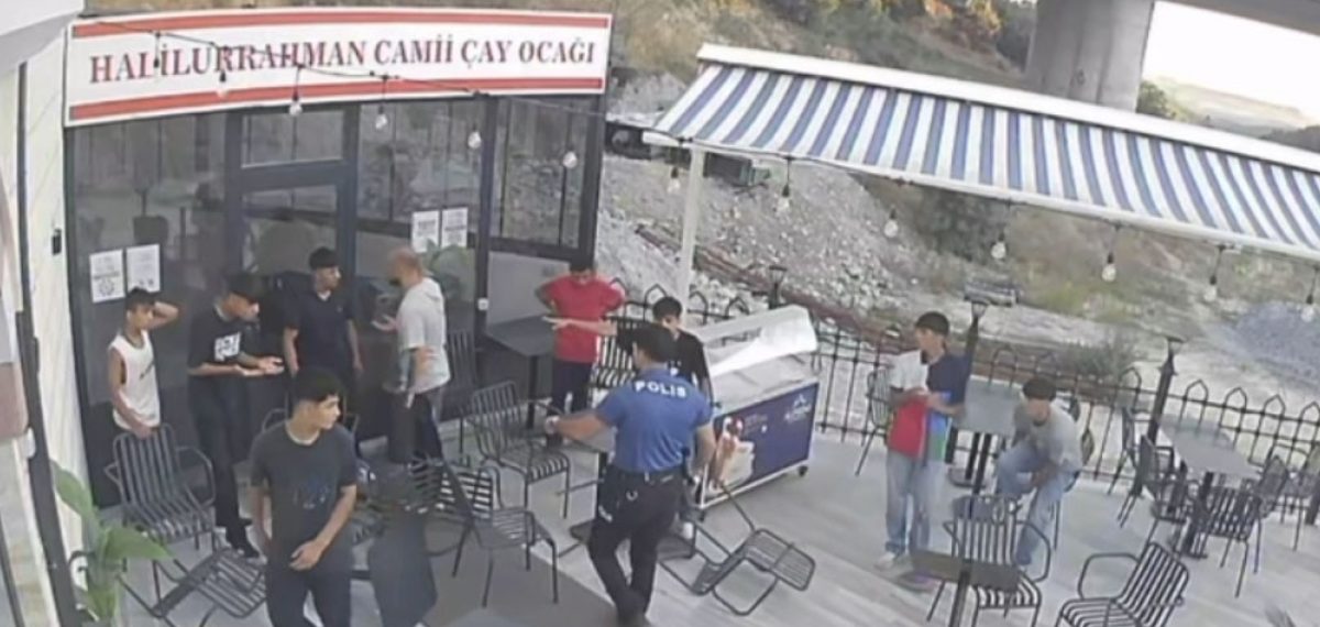 Arnavutköy’de kavga cami avlusuna taşındı, demirlerin üzerinden saldırı ve taş isabeti