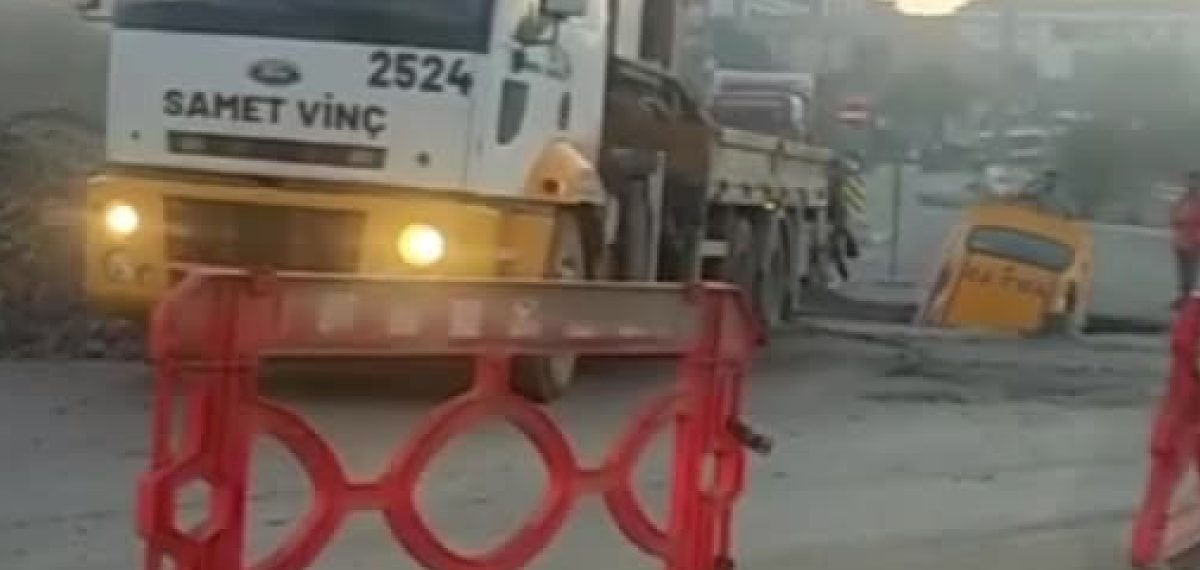 Arnavutköy’de taksi, İSKİ çalışmasının açtığı çukura düştü; sürücü yara almadı