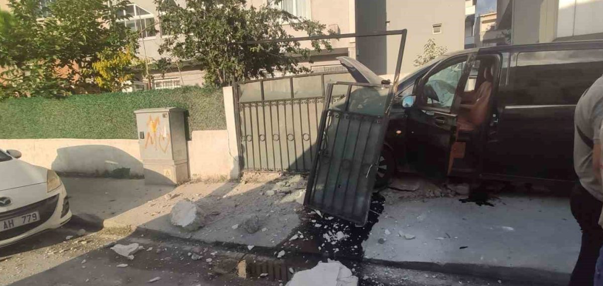 Arnavutköy’de VIP minibüs bahçe duvarına girerek hasara yol açtı