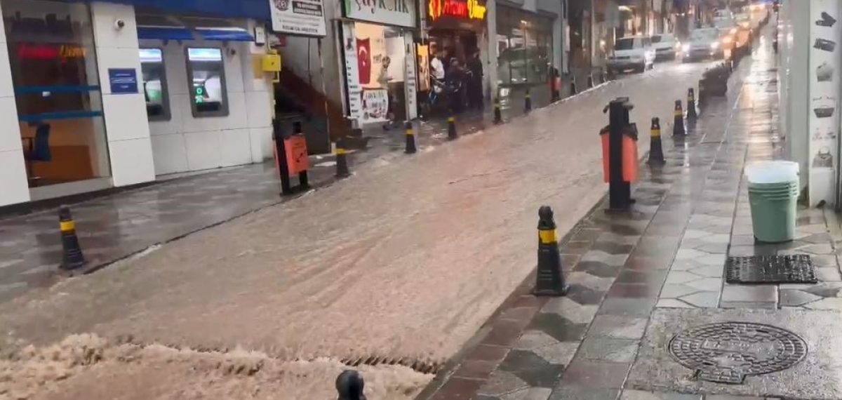 Artvin’de sağanak heyelana yol açtı, Artvin-Yusufeli yolu ulaşıma kapandı
