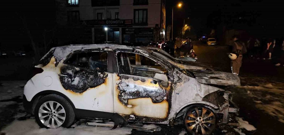 Avcılar’da oto galeride çıkan yangında 3 araç küle döndü