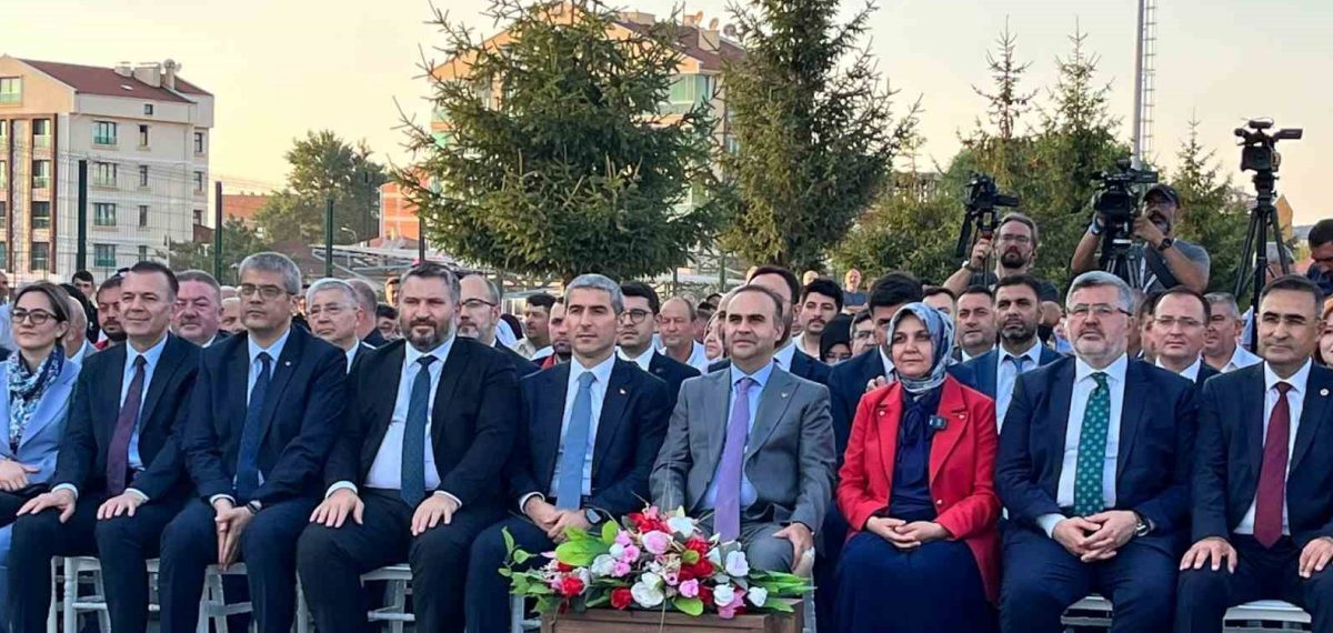 Bakan Kacır: AK Parti 25 yılda sayısız hizmeti millete sundu