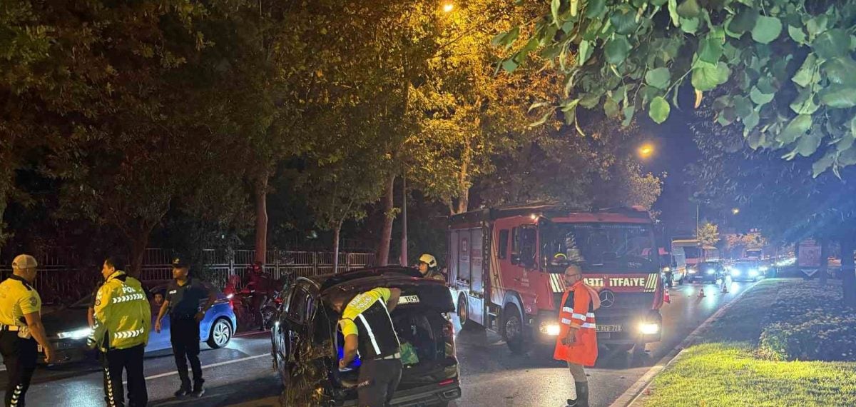 Bakırköy sahil yolunda kontrolden çıkan otomobil üç araca çarptı, 3 yaralı
