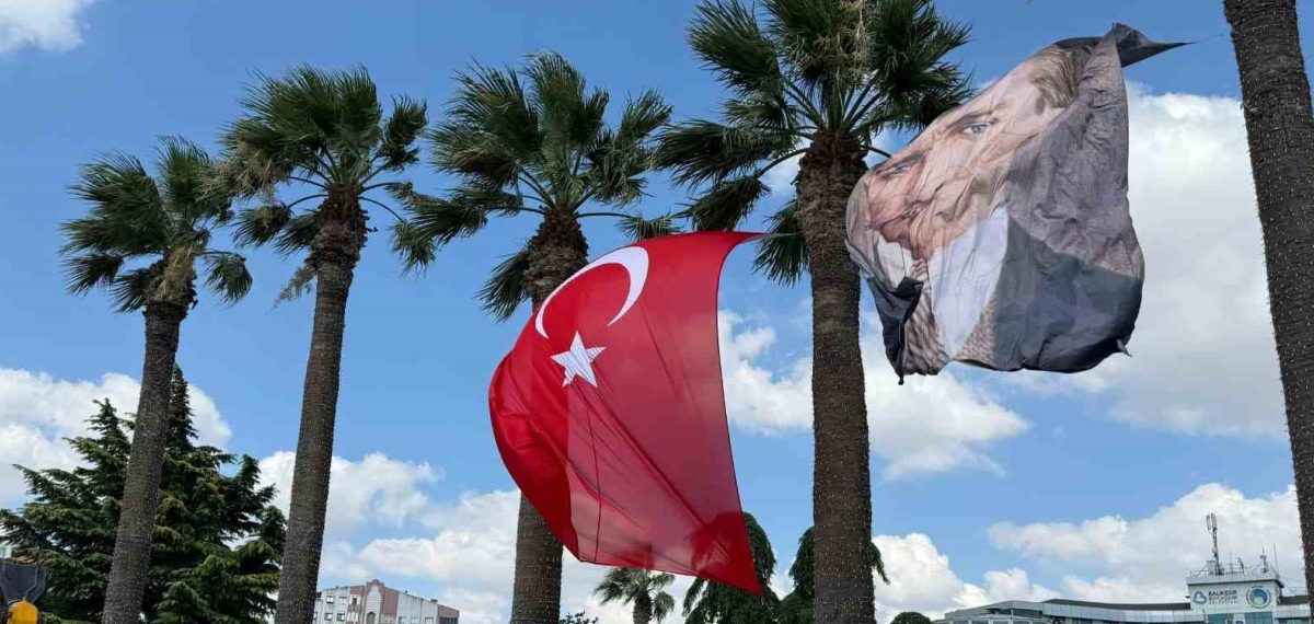 Balıkesir’de bayrak yanında Cumhurbaşkanı fotoğrafı eksikliği tepkiyle sonuçlandı