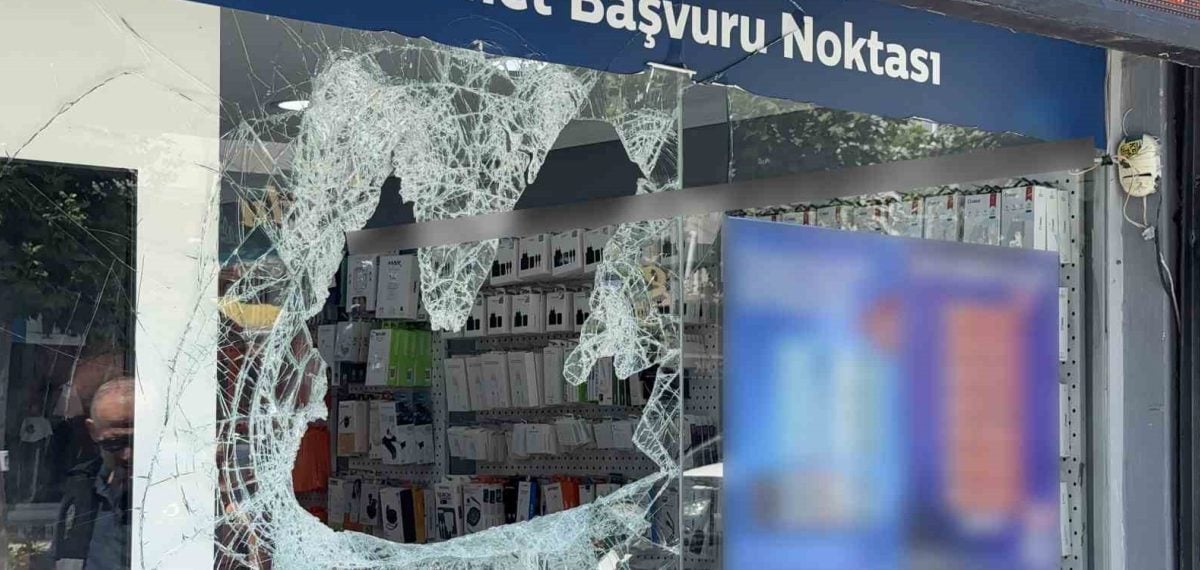 Başakşehir’de maskeli iki kişi vitrini kırıp 14 telefonu yaklaşık 400 bin liraya çaldı
