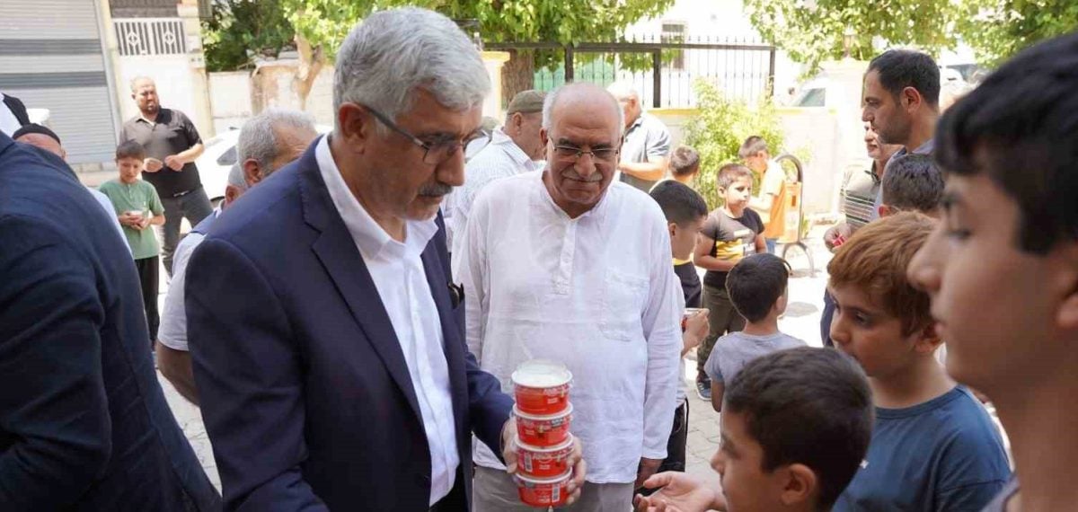 Başkan Hallaç camide çocuklarla buluştu ve dondurma ikram etti