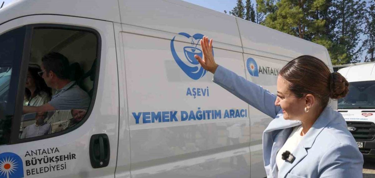 Başkan Vekili Özdemir merkez aşevinde binlerce sıcak yemek dağıtımını denetledi