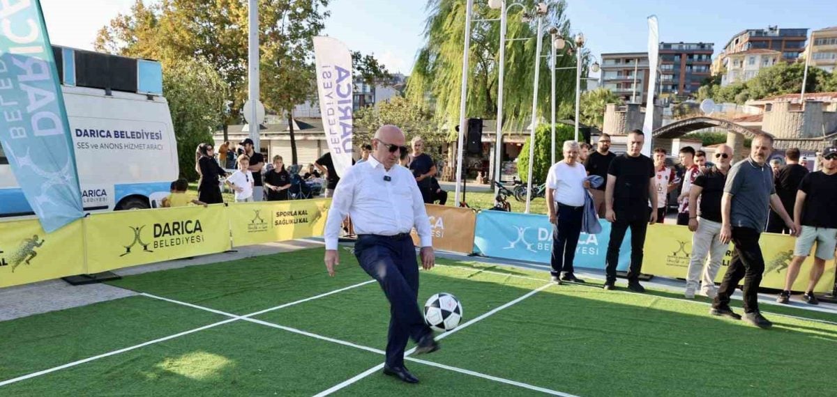 Belediye Başkanı Muzaffer Bıyık Ayak Tenisi Turnuvası açılışında gençlerle sahaya çıktı