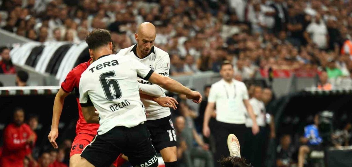 Beşiktaş ilk yarıda 2-0 öne geçti, Cerny ve Vlahoviç fileleri sarstı