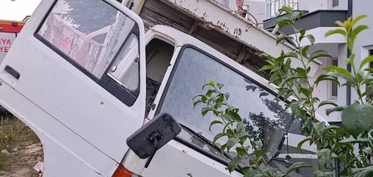 Boru yüklü kamyonetin önüne atılan genç bahçe duvarı ile korkuluk arasında sıkıştı