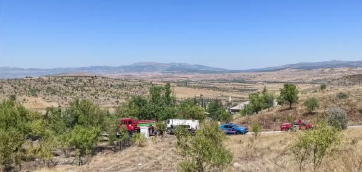 Bozkır’da anız yangını ekiplerin müdahalesiyle evlere ulaşmadan söndürüldü