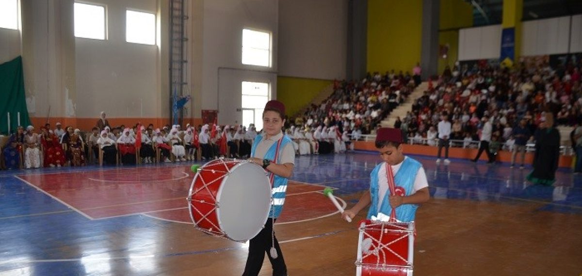 Bulanık’ta TÜGVA yaz okulu kapanışında 2 bin 500 öğrenci sergiledi