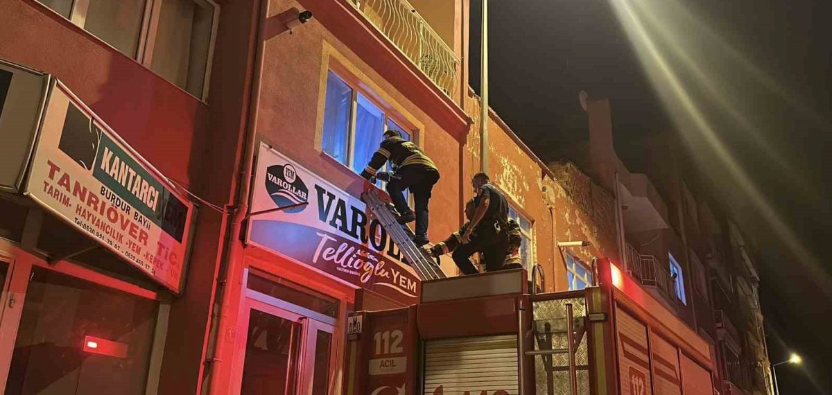 Burdur’da 81 yaşındaki kadın evinde uyurken ekipler pencereden girdi