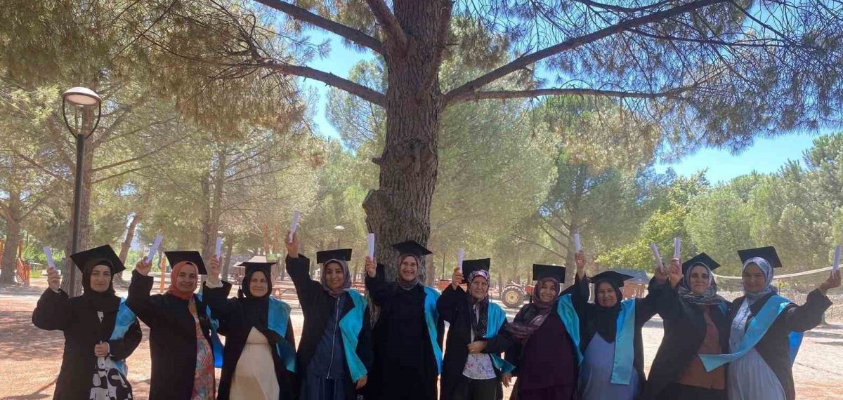 Burhaniye’de okuma yazma kursunu bitiren 10 kadın kep atıp piknik yaptı